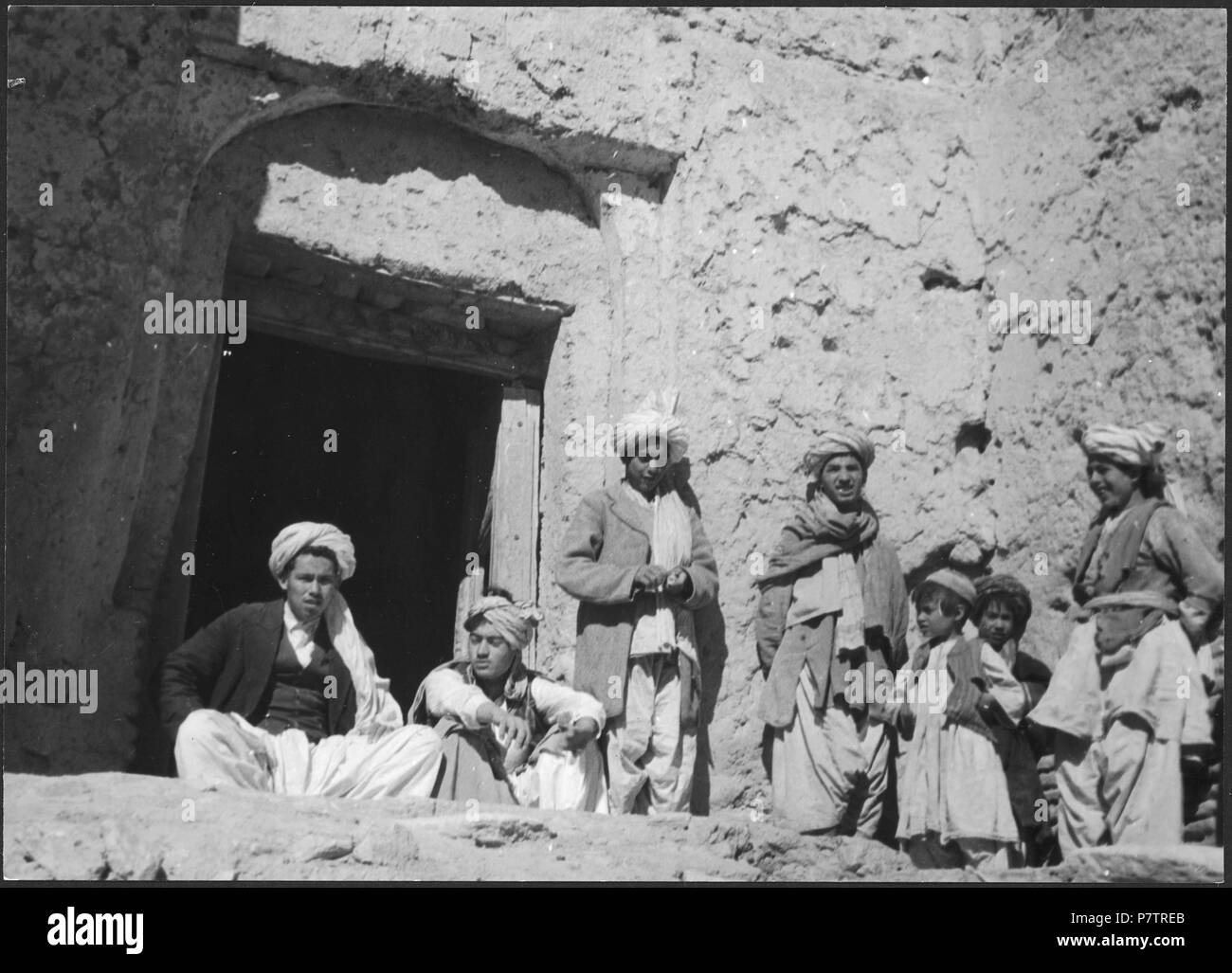 Afghanistan, Bamiyan, Bamian (bamian) Lehrwerk:; Junge Männer vor einer Wand. Von 1939 bis 1940 64 CH-NB-Afghanistan, Bamiyan, Bamian (bamian) - Menschen - Annemarie Schwarzenbach - SLA-Schwarzenbach-A -5-20-172 Stockfoto