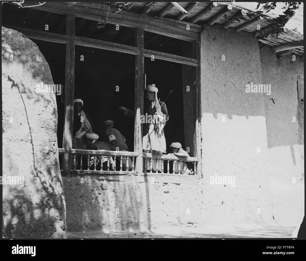 Afghanistan, Bamiyan, Bamian (bamian) Lehrwerk:; Männer und Kinder in einem Seminarraum mit einem offenen Raum. Von 1939 bis 1940 64 CH-NB-Afghanistan, Bamiyan, Bamian (bamian) - Menschen - Annemarie Schwarzenbach - SLA-Schwarzenbach-A -5-20-165 Stockfoto