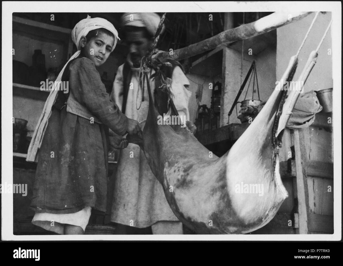 In Afghanistan, in Herat: Basar; zwei Männer neben einem Aufgespannten fiel. Von 1939 bis 1940 64 CH-NB-Afghanistan, Herat - Basar - Annemarie Schwarzenbach - SLA-Schwarzenbach-A -5-19-188 Stockfoto