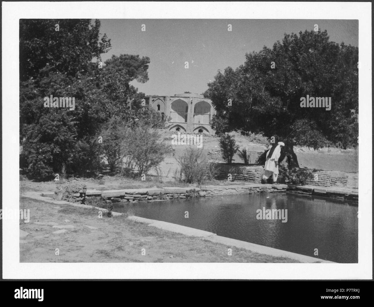 In Afghanistan, in Herat: Schrein von gazar Gah; Wasserbecken, im Hintergrund ein töpfermarkt. Von 1939 bis 1940 65 CH-NB-Afghanistan, Herat - Schrein von gazar Gah - Annemarie Schwarzenbach - SLA-Schwarzenbach-A -5-19-192 Stockfoto