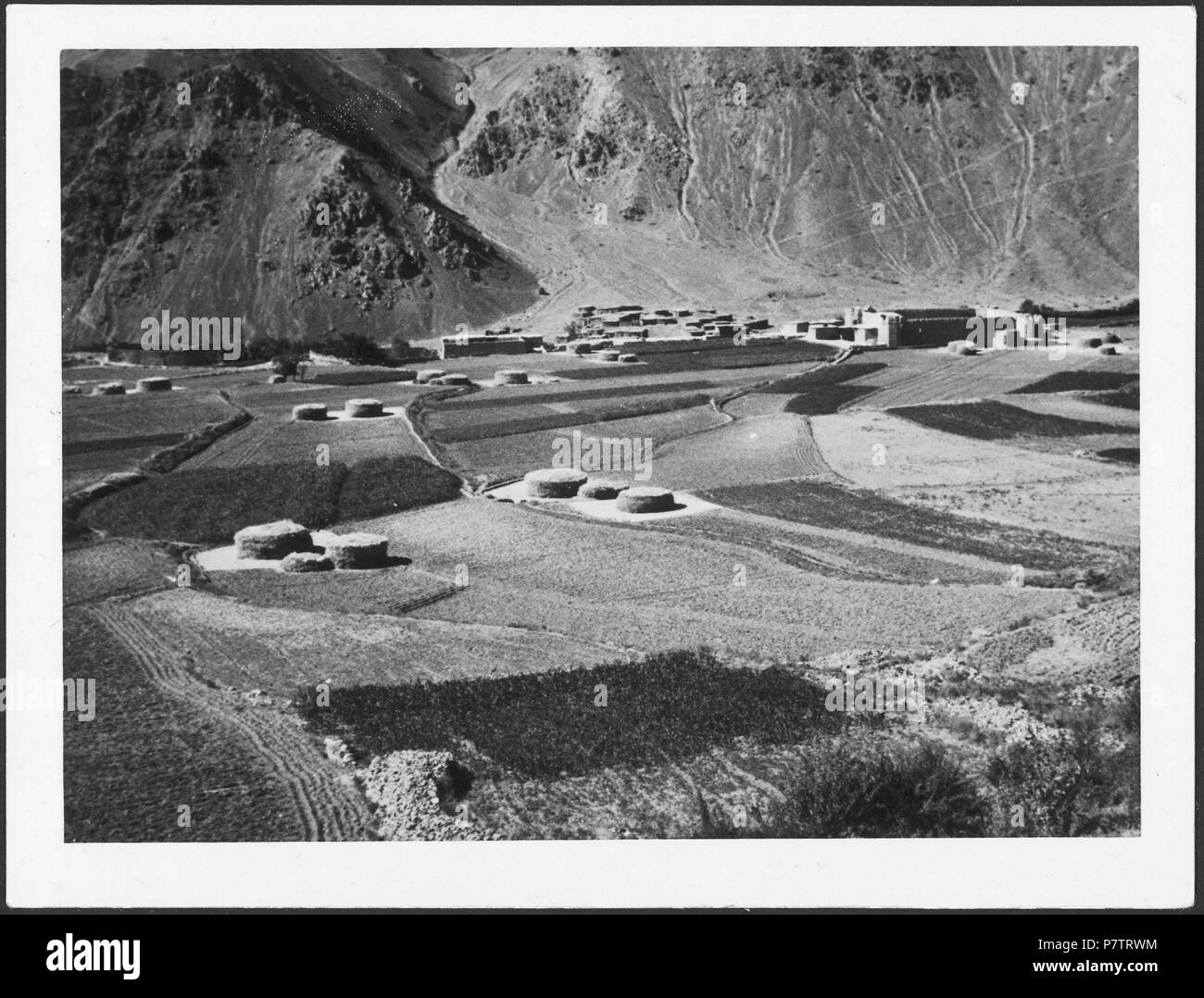 Afghanistan, Shebar Shibar Pass (Pass, Kowtal-e Shebar): Landschaft; Blick in ein Tal mit Feldern und Gebäuden. Von 1939 bis 1940 65 CH-NB-Afghanistan, Shebar Shibar Pass (Pass, Kowtal-e Shebar) - Landschaft - Annemarie Schwarzenbach - SLA-Schwarzenbach-A -5-20-192 Stockfoto