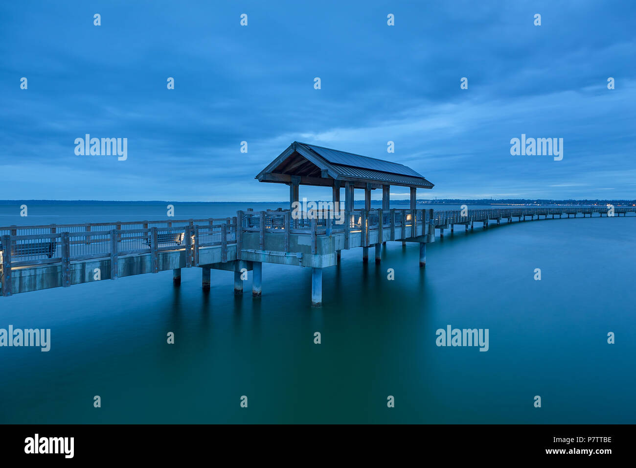 Taylor Dock Boardwalk in Fairhaven Staat Washington während der blauen Stunde Stockfoto