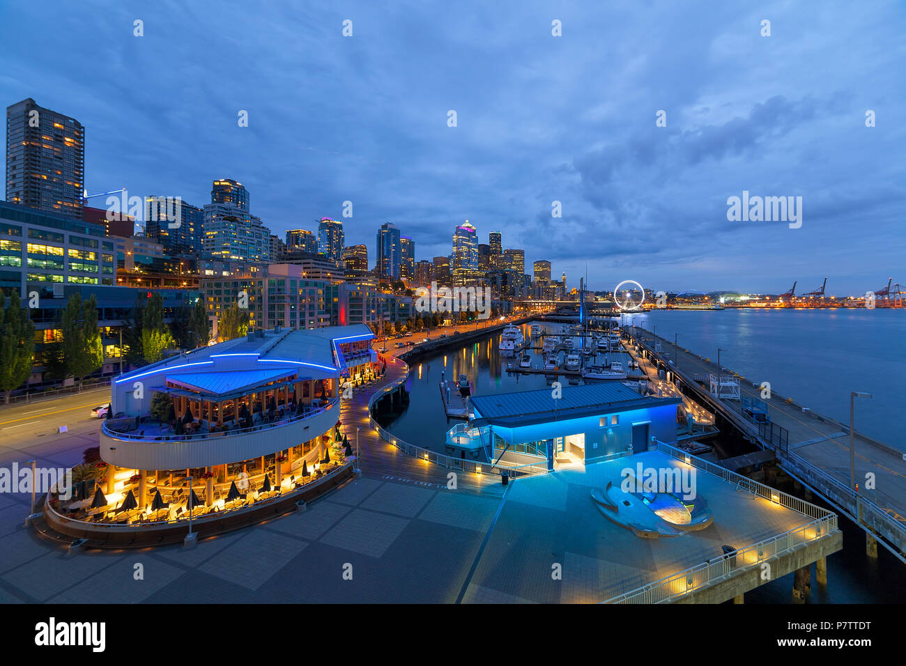Seattle Washington Downtown Skyline vom Pier entlang der Uferpromenade am Abend blaue Stunde Stockfoto