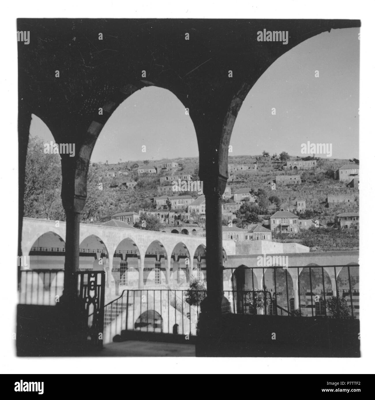 Libanon, beid-eddin (Beit ed-Din, Beiteddin): Palast; Blick vom Palast auf Hügel mit Häusern. Von 1935 bis 1935 74 CH-NB-Libanon, beid-eddin (Beit ed-Din, Beiteddin) - Palast - Annemarie Schwarzenbach - SLA-Schwarzenbach-A -5-05-006 Stockfoto