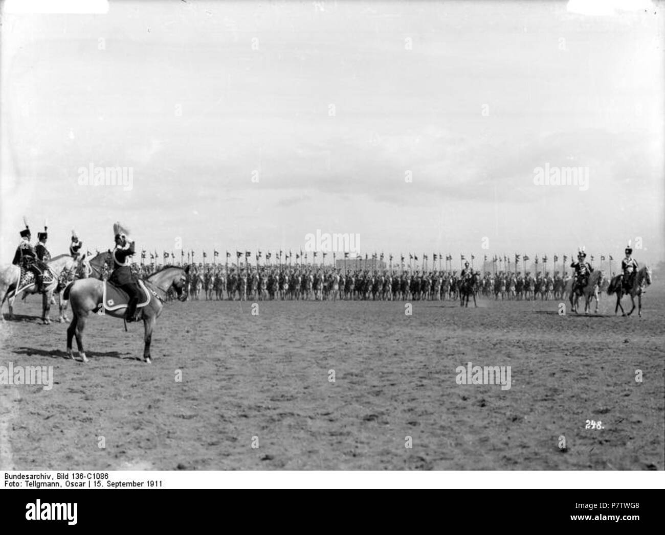 Der Kronprinz an der Spitze Waden neuen Regimenter nach der Ernennung zum Kommandeur der 1. Leib-Husaren in Danzig-Langfuhr am 15.9.1911. Links der Kaiser und daneben der Allgemeinen der Ichter von Mackensen (Kommandeur des XVII. A.K. Danzig) 56 Bundesarchiv, Bild 136-C1086, Danzig, Kronprinz übernimmt 1. Leib-Husarenregiment Stockfoto