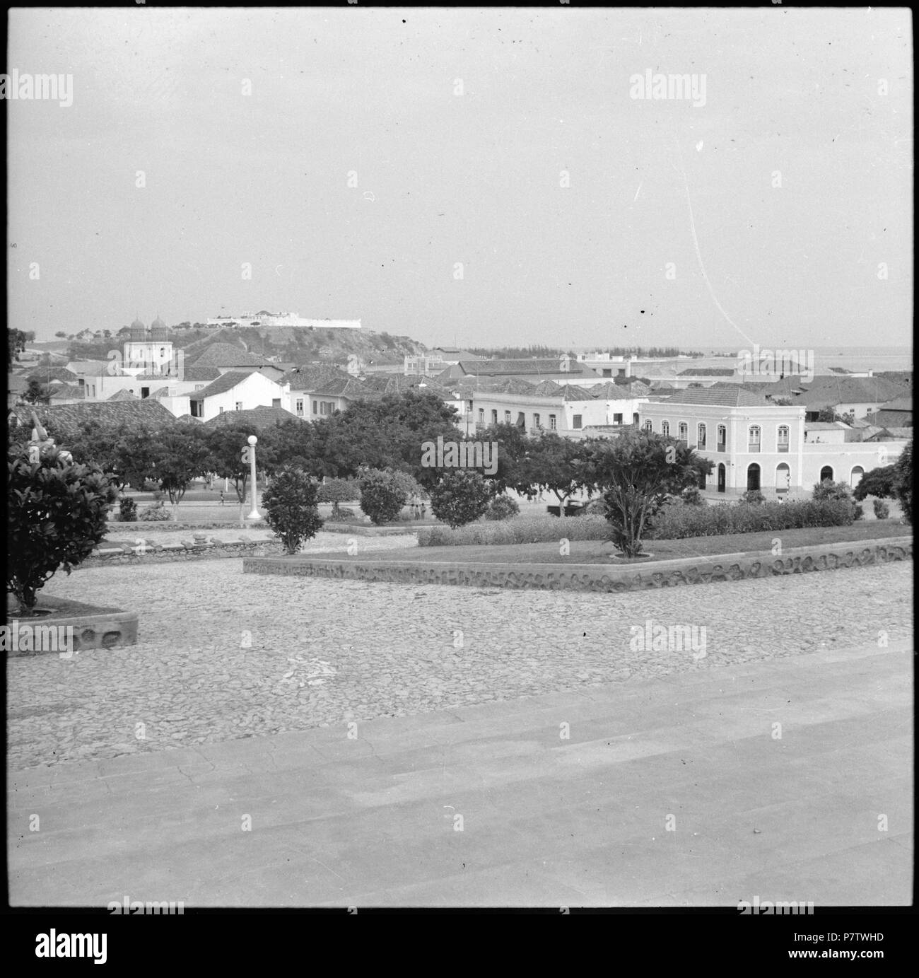 Portugiesisch-Westafrika, Luanda: Stadtansicht; Blick auf Hafenanlage mit einigen (Wohn) Gebäuden im Vordergrund. von Mai 1941 bis März 1942 79 CH-NB-Portugiesisch-Westafrika, Luanda - Stadtansicht - Annemarie Schwarzenbach - SLA-Schwarzenbach-A -5-26-091 Stockfoto