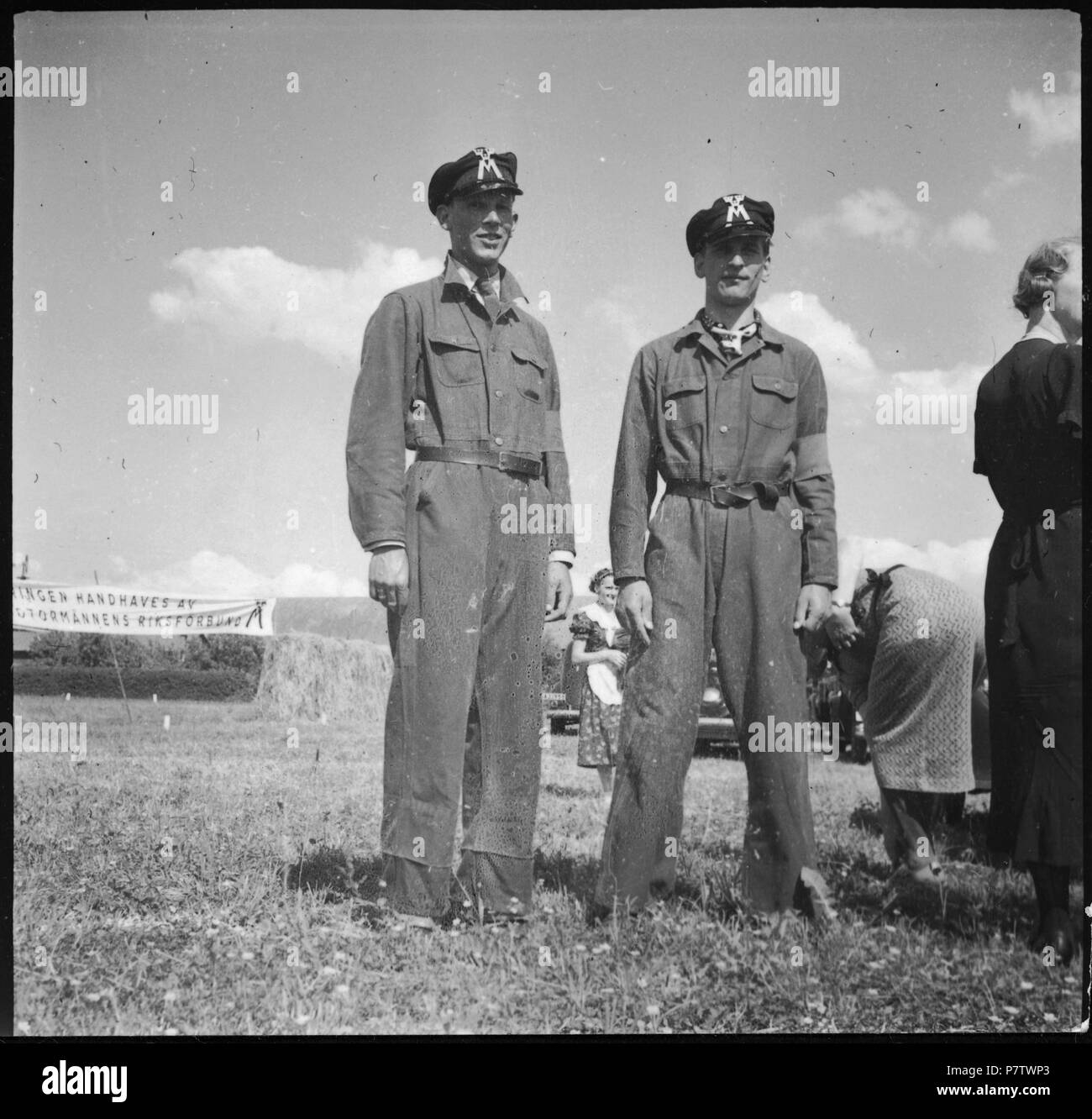 Schweden, Mariefred: Schloss Gripsholm; zwei Männer im Allgemeinen, auf der Mütze das Symbol des Motormännens Riksförbund (schwedische Automobile Association). Juni 1937 80 CH-NB-Schweden, Mariefred, Schloss Gripsholm - Annemarie Schwarzenbach - SLA-Schwarzenbach-A -5-17-264 Stockfoto