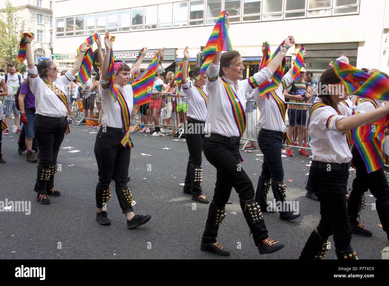 London, Großbritannien. 7. Juli 2018. Stolz feiern in London. Morris Dancers waren Teil der Stolz in London Parade 2018, mehr als 1 Millionen Teilnehmer der März heute LGBT + zu feiern. Credit: Dimple Patel/Alamy leben Nachrichten Stockfoto