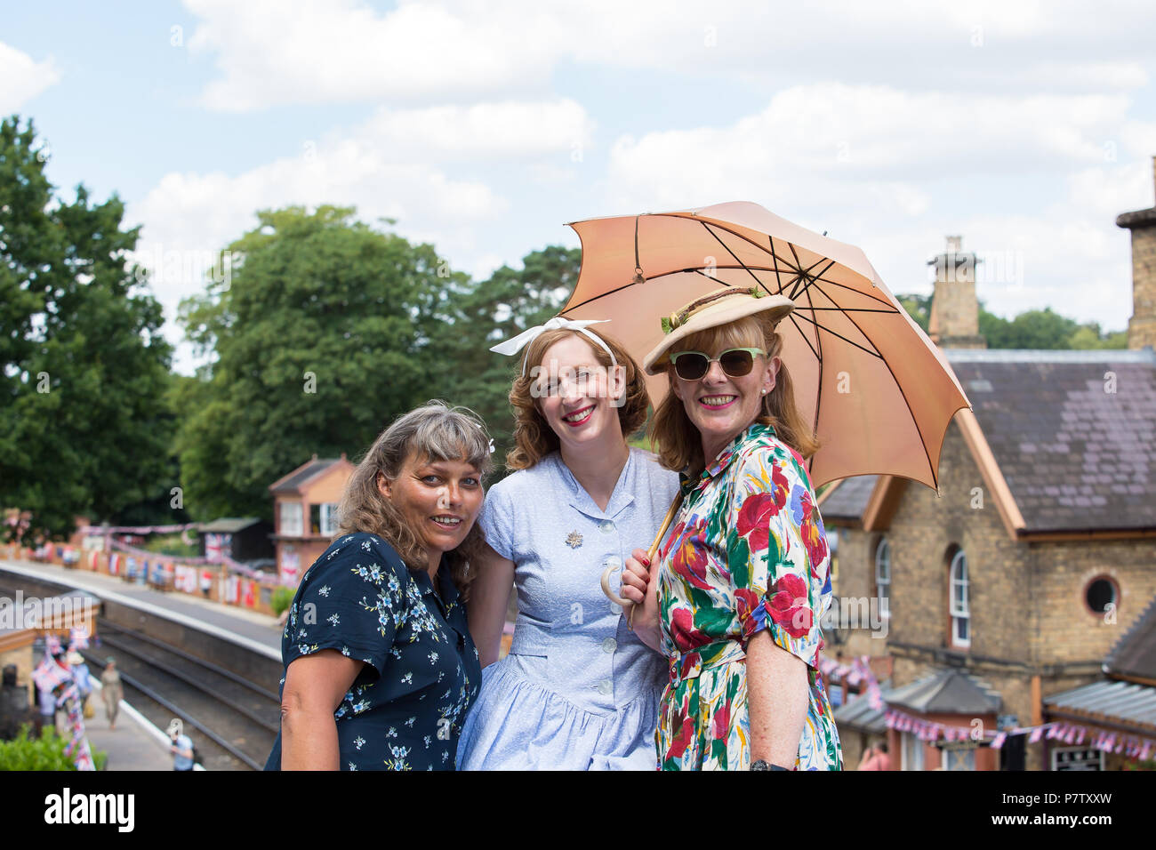 Kidderminster, Großbritannien. 7. Juli 2018. Eine Reise zurück in die Zeit weiterhin an der Severn Valley Railway, wie alle Beteiligten die Uhr zurück in die 1940er Jahre. Besucher und Mitarbeiter ziehen alle Register einer realistischen Kriegszeiten Großbritannien von allen auf diesem Erbe Eisenbahnstrecke erfahren wird, zu gewährleisten. Quelle: Lee Hudson/Alamy leben Nachrichten Stockfoto