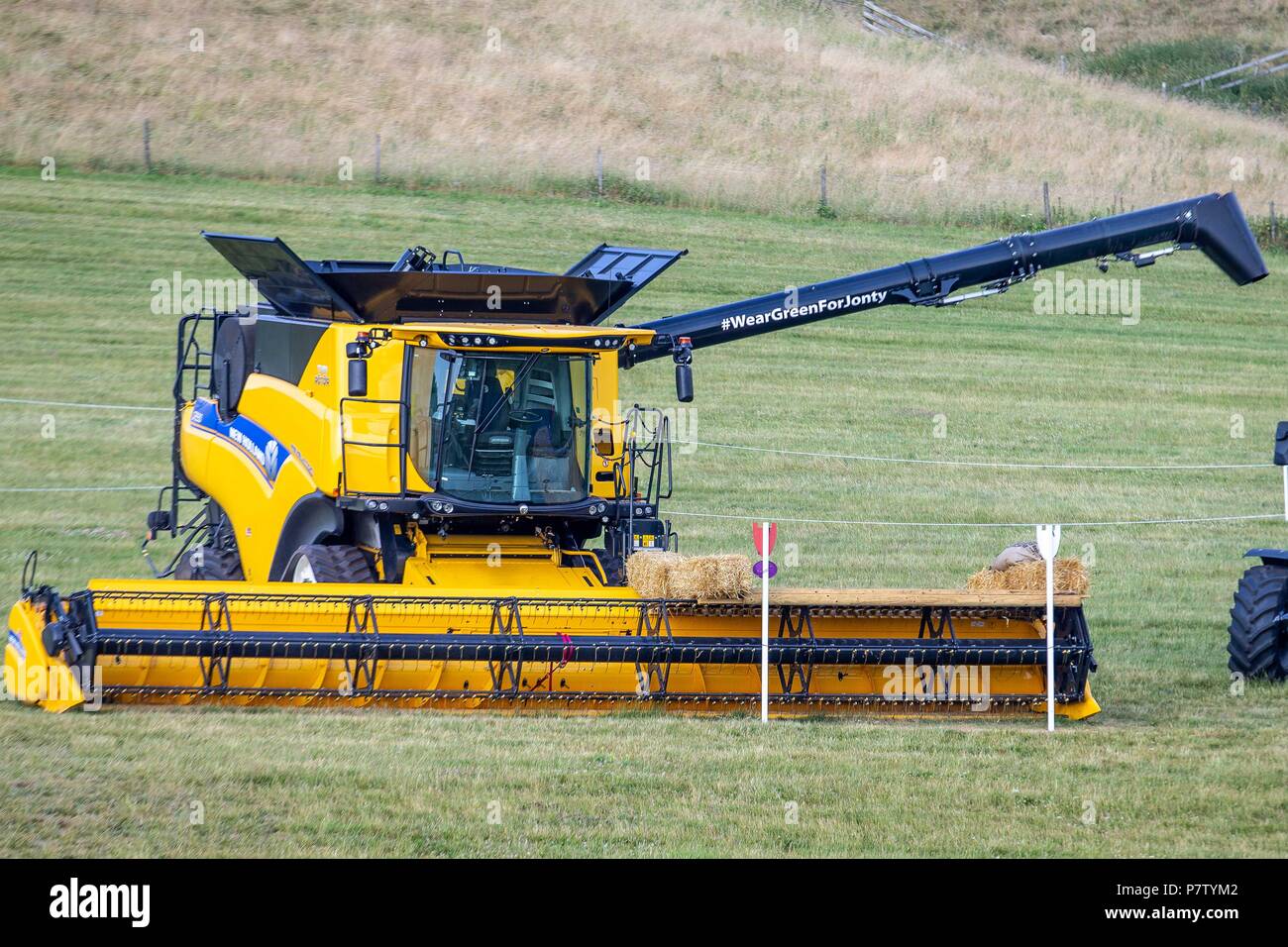 TH Weiß Harvester cross country Zaun kombinieren. St James Place Barbury Horse Trials. Horse Trials. Cross Country. Barbury Castle. Wroughton. Somerset. UK. 06.07.2018. Stockfoto