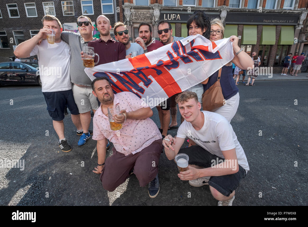 Southampton, Großbritannien. 7. Juli 2018. Fans auf den Straßen von Southampton, England feiert nach England gewann das Viertelfinale Spiel gegen Schweden. Credit: James Margolis/Alamy leben Nachrichten Stockfoto