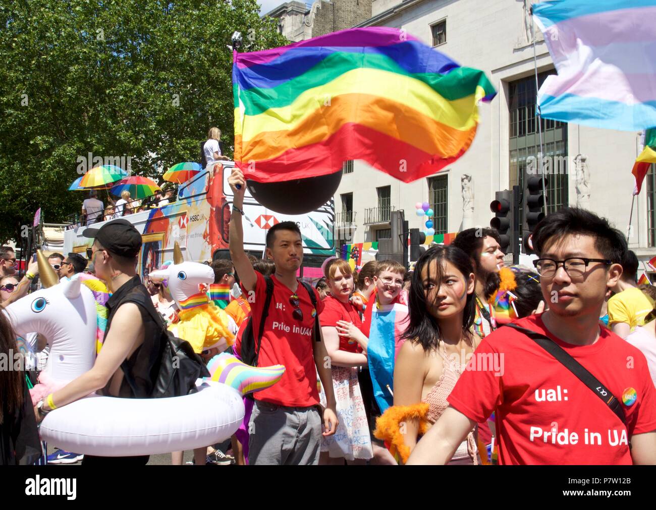 London, Großbritannien. 7. Juli 2018. Die Leute von der Universität der Künste London (UAL) an der Pride Parade in London 2018, mehr als 1 Millionen Teilnehmer der März heute LGBT + zu feiern. Credit: Dimple Patel/Alamy leben Nachrichten Stockfoto