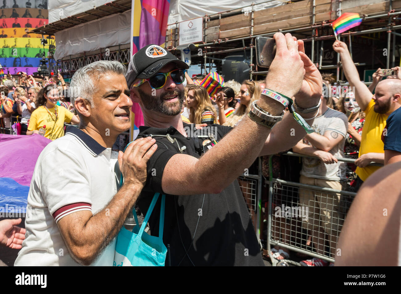 London, Großbritannien. 7. Juli 2018. Bürgermeister von London Sadiq Khan stellt für eine selfie während der Pride Parade in London. Das jährliche Festival zieht Hunderte von Tausenden von Menschen auf den Straßen der britischen Hauptstadt der LGBT + Gemeinschaft zu feiern. Credit: Wiktor Szymanowicz/Alamy leben Nachrichten Stockfoto