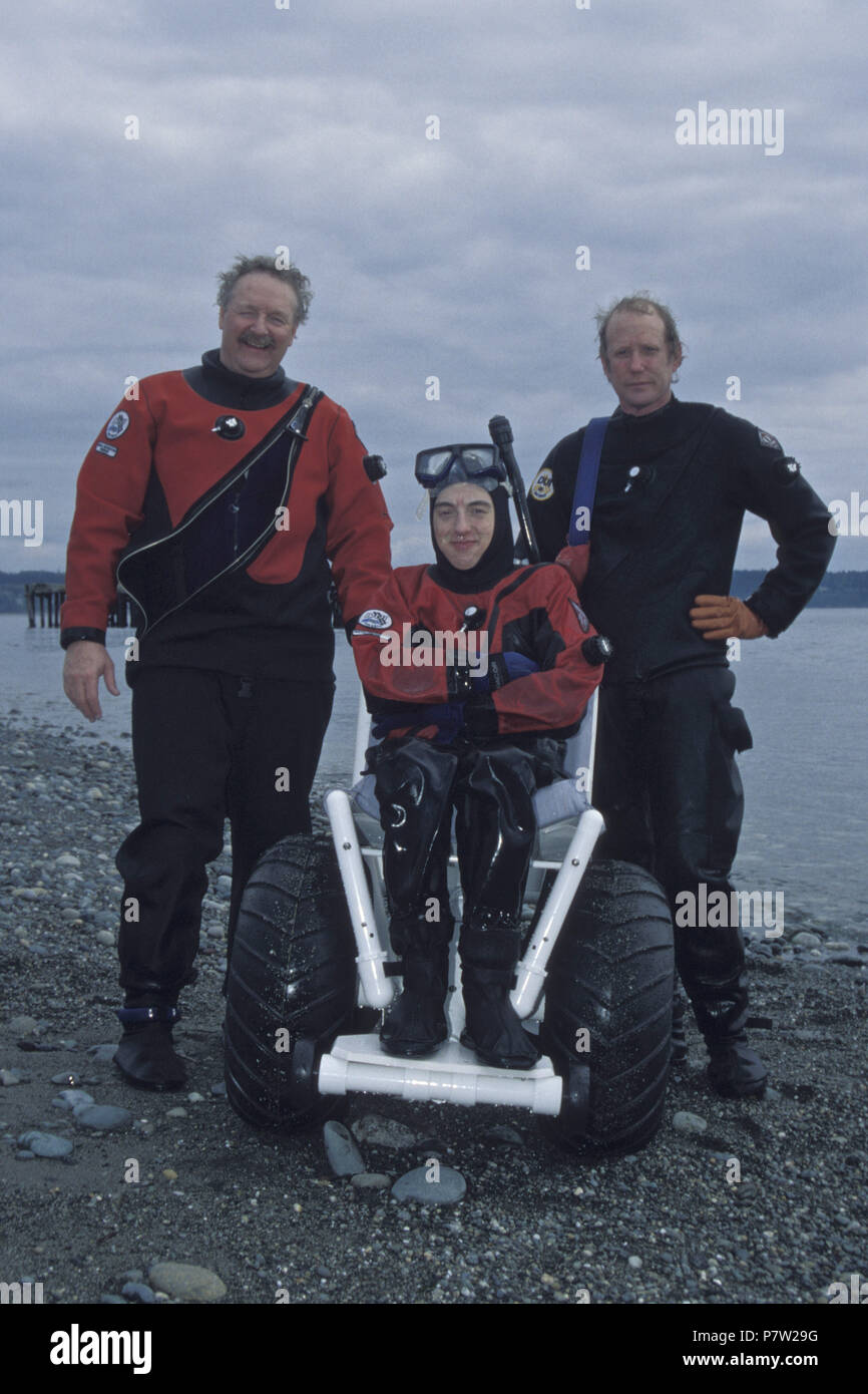 Whidbey Island, Washington State, USA. 16 Aug, 2006. Junge Trevor Gibb, 18, ist Querschnittsgelähmt seit er sechs Jahre alt aus einem Verkehrsunfall wurde, vervollständigt seinen Open Water Diving Zertifizierung. Entweder von Unfall oder Krankheit über 15% der Bevölkerung statistisch als "behindert" eingestuft. Allein in den Vereinigten Staaten dieser Prozentsatz in Millionen von Menschen übersetzt, von denen viele durchaus in der Lage sich Taucher. Der H. S. A: Behinderte Scuba Association bietet Open Water Training Programme für Menschen mit Behinderungen sind mit einem hohen Sicherheitsmarge gelehrt, Usi Stockfoto