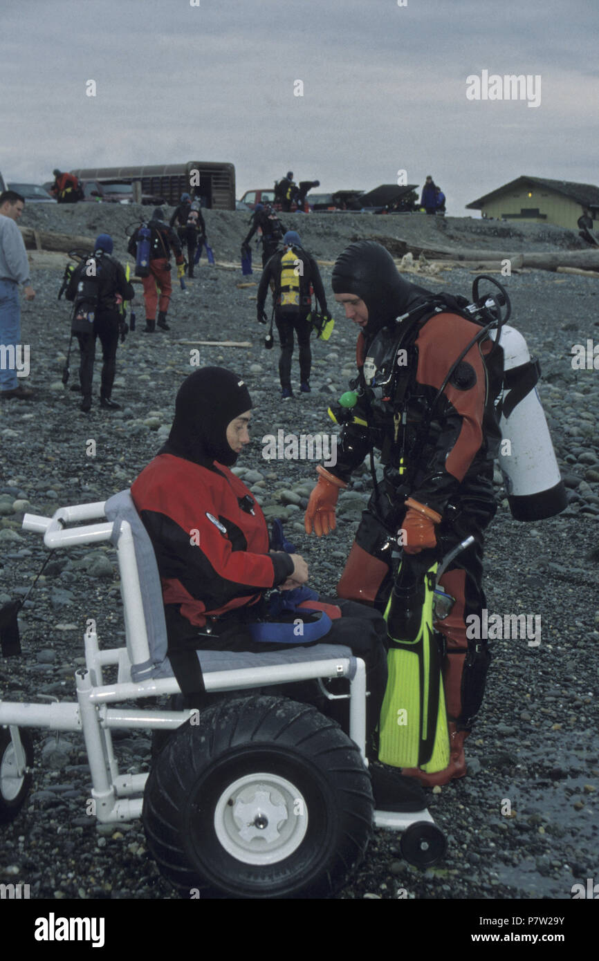 Whidbey Island, Washington State, USA. 16 Aug, 2006. Junge Trevor Gibb, 18, ist Querschnittsgelähmt seit er sechs Jahre alt aus einem Verkehrsunfall wurde, vervollständigt seinen Open Water Diving Zertifizierung. Entweder von Unfall oder Krankheit über 15% der Bevölkerung statistisch als "behindert" eingestuft. Allein in den Vereinigten Staaten dieser Prozentsatz in Millionen von Menschen übersetzt, von denen viele durchaus in der Lage sich Taucher. Der H. S. A: Behinderte Scuba Association bietet Open Water Training Programme für Menschen mit Behinderungen sind mit einem hohen Sicherheitsmarge gelehrt, Usi Stockfoto