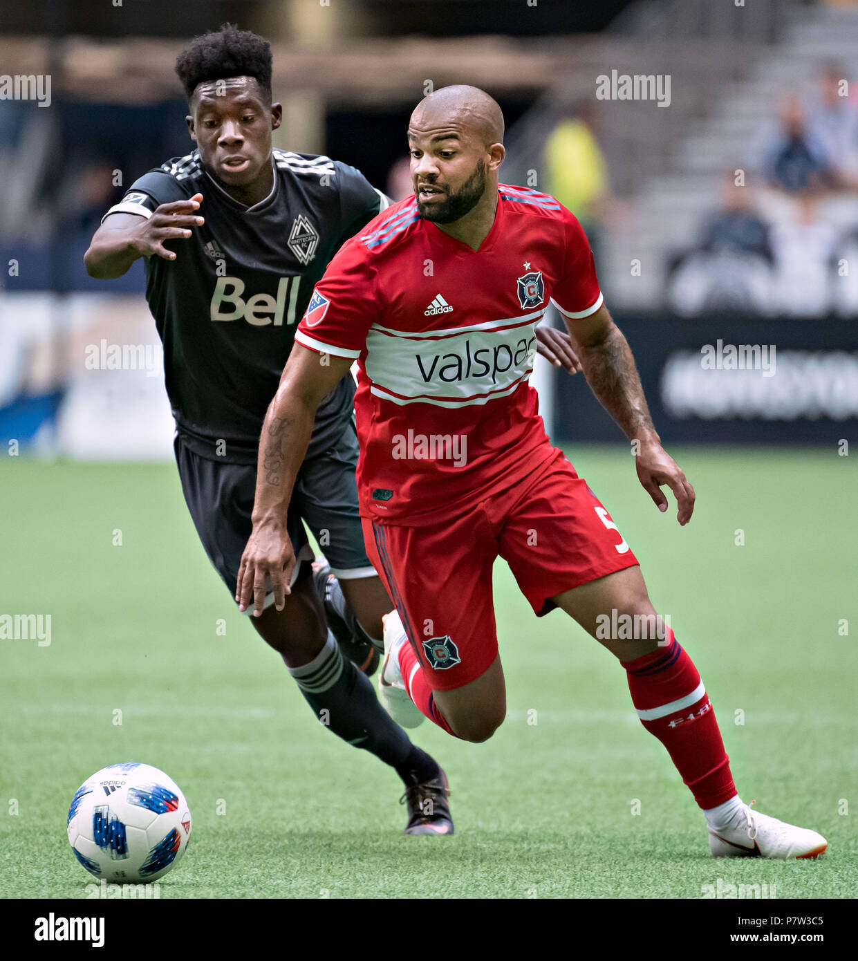 Vancouver, Kanada. 7. Juli 2018. Alphonso Davies (L) von Vancouver Whitecaps und Kevin Ellis von Chicago Fire konkurrieren um die Kugel während des 2018 Major League Soccer (MLS) Gleiches beim BC Place in Vancouver, Kanada, 7. Juli 2018. Vancouver Whitecaps gewann 3-2. Credit: Andrew Soong/Xinhua/Alamy leben Nachrichten Stockfoto