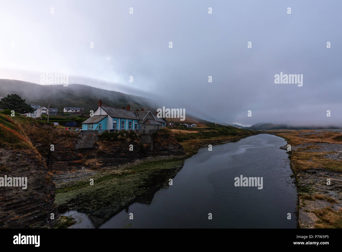 Aberystwyth, Ceredigion, Wales, Großbritannien, 08. Juli 2018 UK Wetter: Wolken und Nebel über den Himmel über Aberystwyth in den frühen Morgenstunden verschoben, es bald verschwunden, wie die Sonne begann, das Land zu beleuchten. © Ian Jones/Alamy Leben Nachrichten. Stockfoto