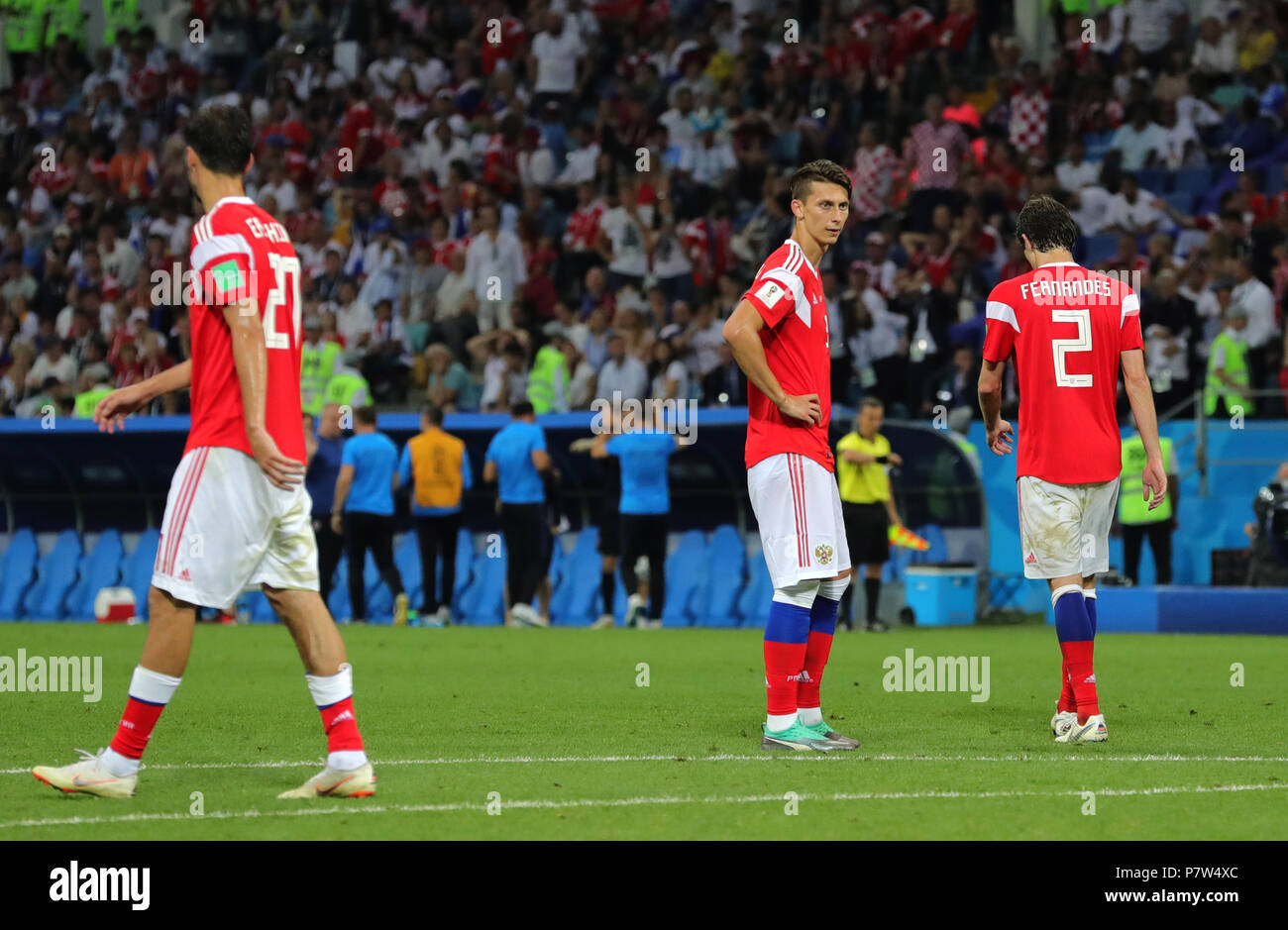 Sotchi, Russland. 07 Juli, 2018. Fussball: FIFA Fußball-Weltmeisterschaft, Viertelfinale: Russland vs Kroatien Sotchi Stadion. Russland Aleksandr Erokhin, Ilya Kutepov und Mario Fernandes reagieren auf das kroatische Tor. Credit: Christian Charisius/dpa/Alamy leben Nachrichten Stockfoto