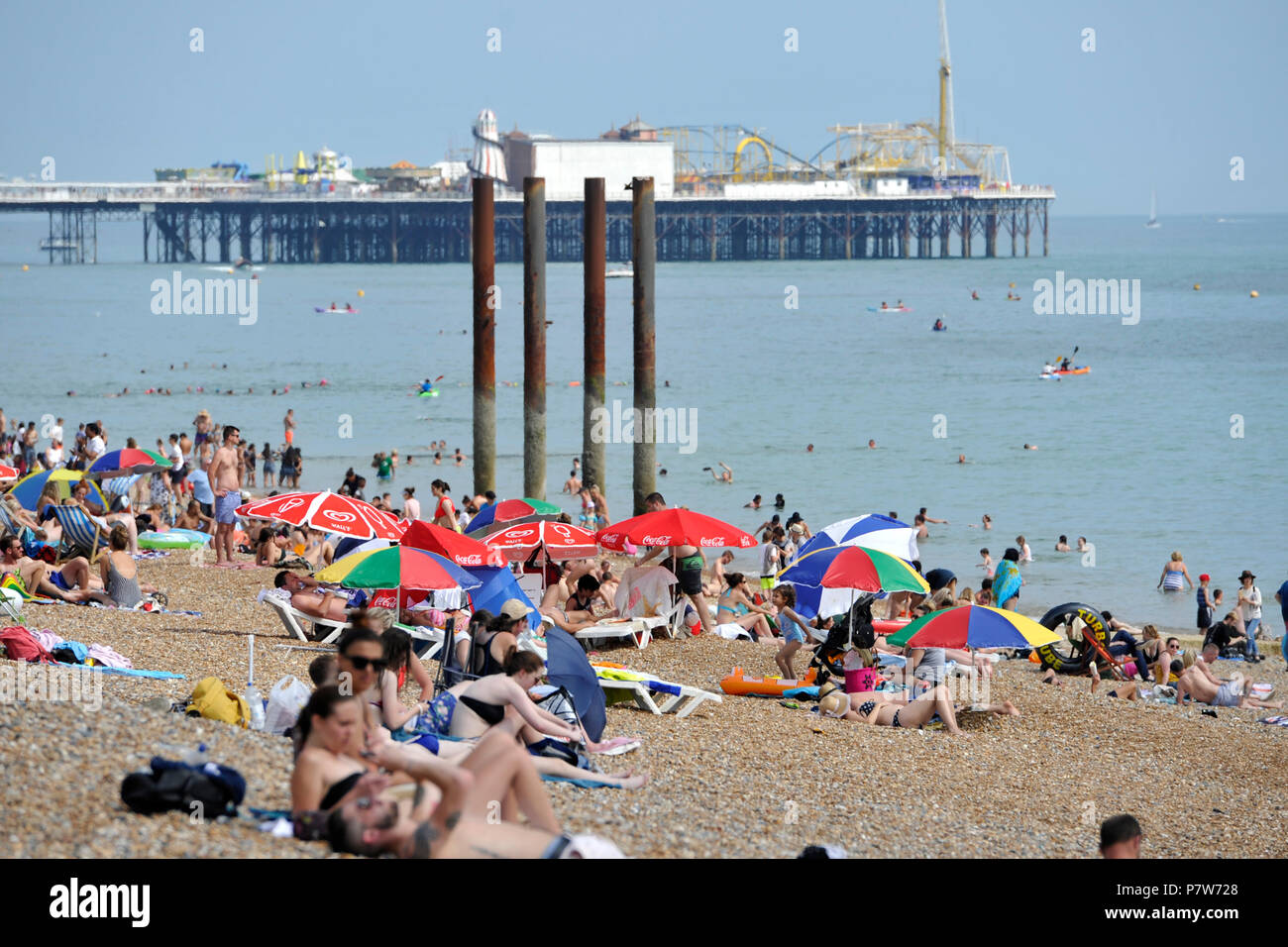 Brighton UK 8. Juli 2018 - Brighton Beach ist heute beschäftigt, wie die hitzewelle weiter in Großbritannien: Simon Dack/Alamy leben Nachrichten Stockfoto