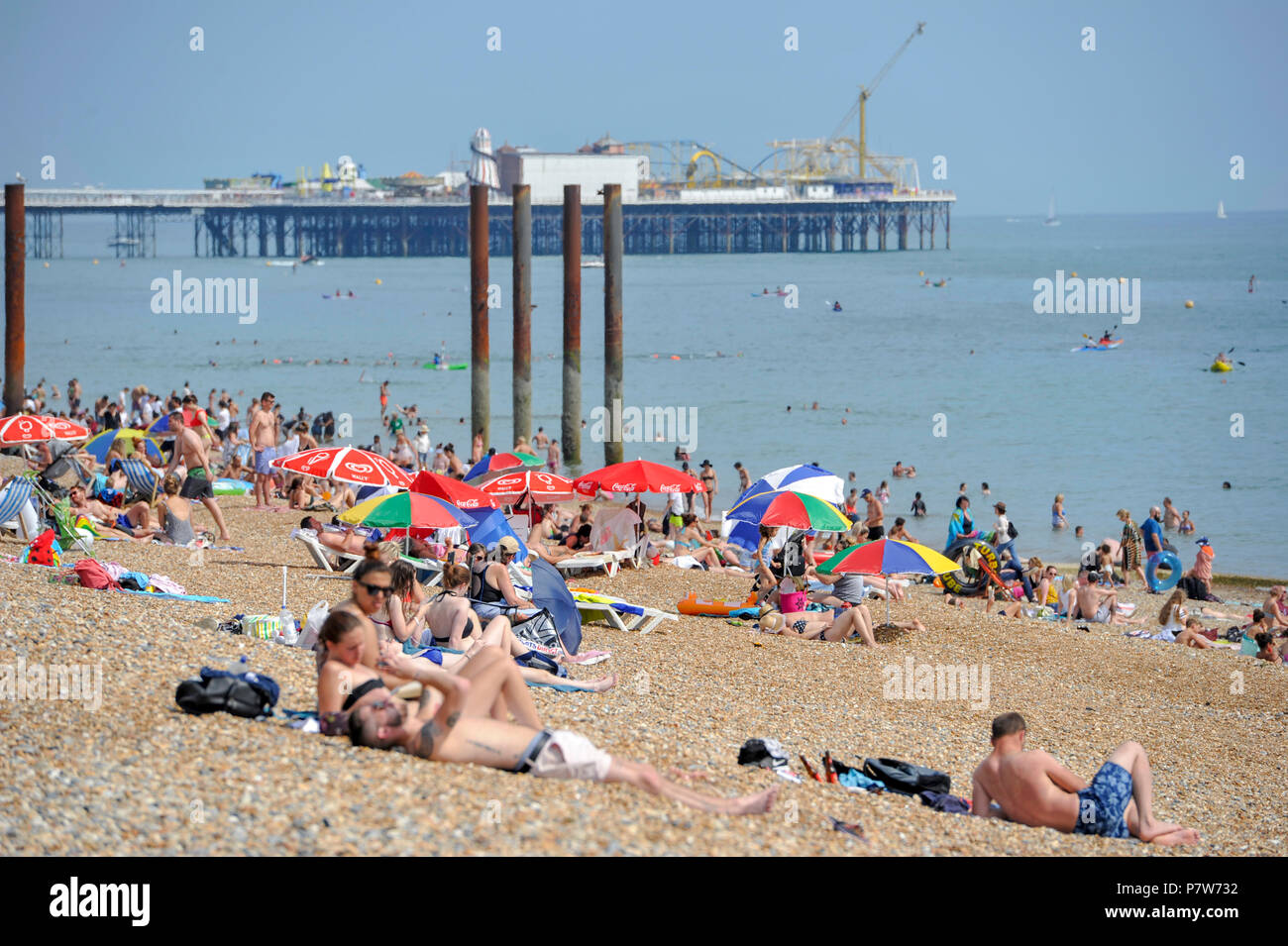 Brighton UK 8. Juli 2018 - Brighton Beach ist heute beschäftigt, wie die hitzewelle weiter in Großbritannien: Simon Dack/Alamy leben Nachrichten Stockfoto