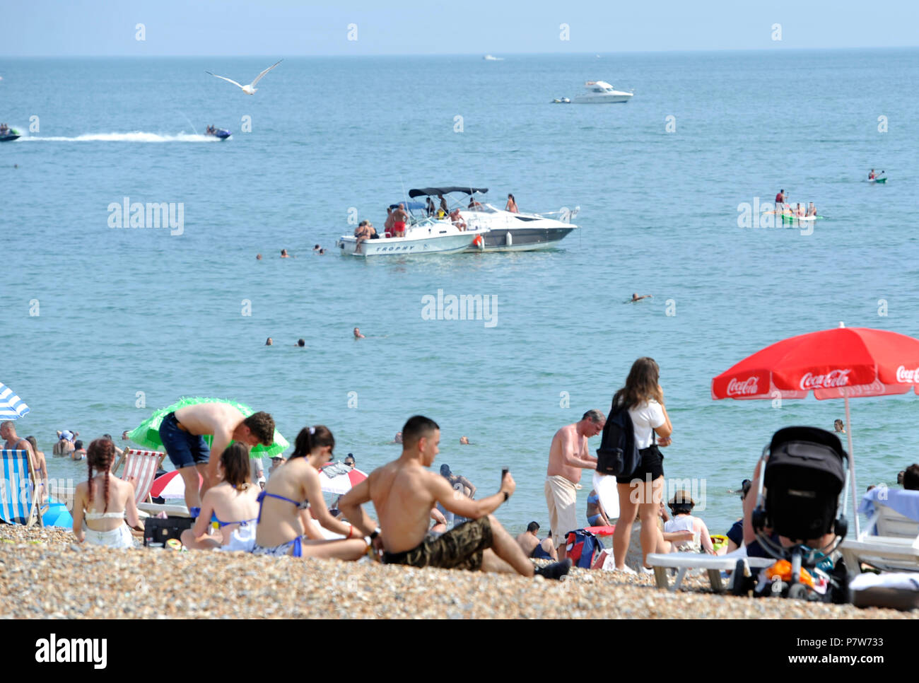 Brighton UK 8. Juli 2018 - Brighton Beach ist heute beschäftigt, wie die hitzewelle weiter in Großbritannien: Simon Dack/Alamy leben Nachrichten Stockfoto