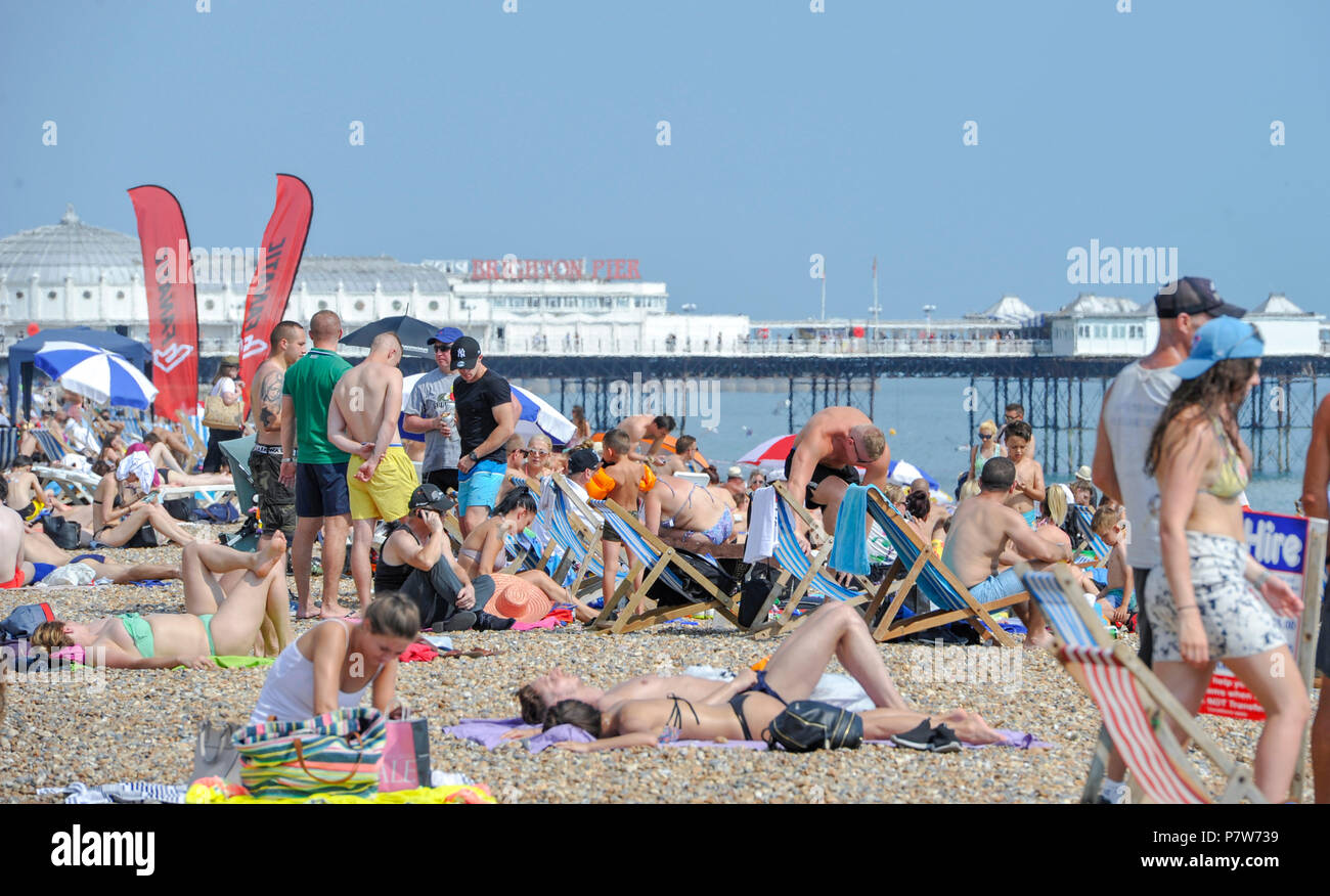 Brighton UK 8. Juli 2018 - Brighton Beach ist heute beschäftigt, wie die hitzewelle weiter in Großbritannien: Simon Dack/Alamy leben Nachrichten Stockfoto