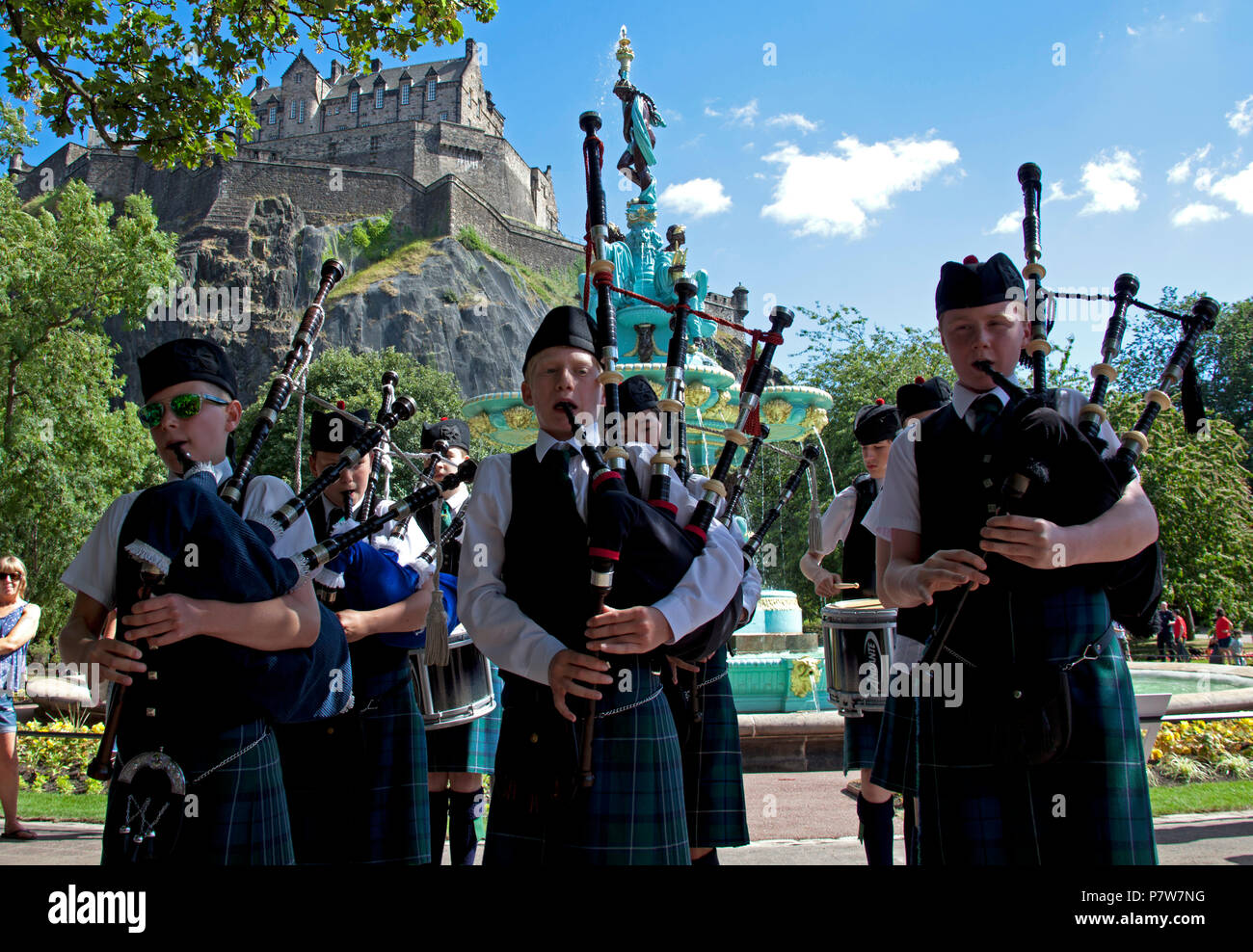 Edinburgh, Schottland, Großbritannien. Vom 8. Juli 2018. Ross Brunnen, West Princes Street Schalter Gärten am Tag, Massen von Familien und Touristen strömen in der Sonne Pipe Band Edinburgh's Schule und Baden im Brunnen Wasser, das im Jahr 2010 geschaltet wurde, zu sehen. Stockfoto