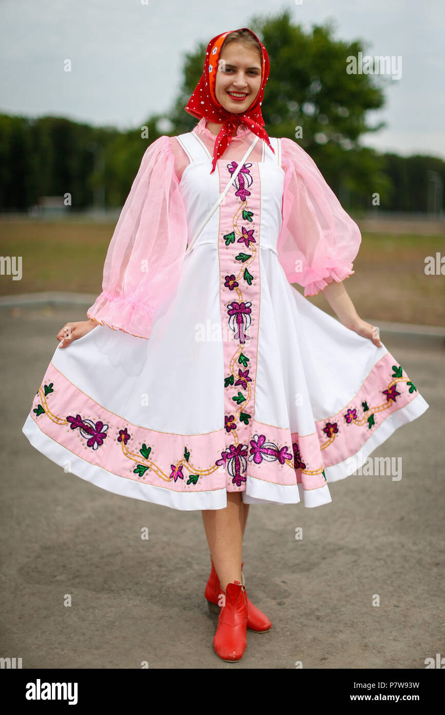 Samara, Russland. Vom 7. Juli 2018. Russische Mädchen in typischen Kostüm  am Stadtrand von Samara Arena. (Foto: Rodolfo Buhrer/La Imagem/Fotoarena)  Credit: Foto Arena LTDA/Alamy leben Nachrichten Stockfotografie - Alamy