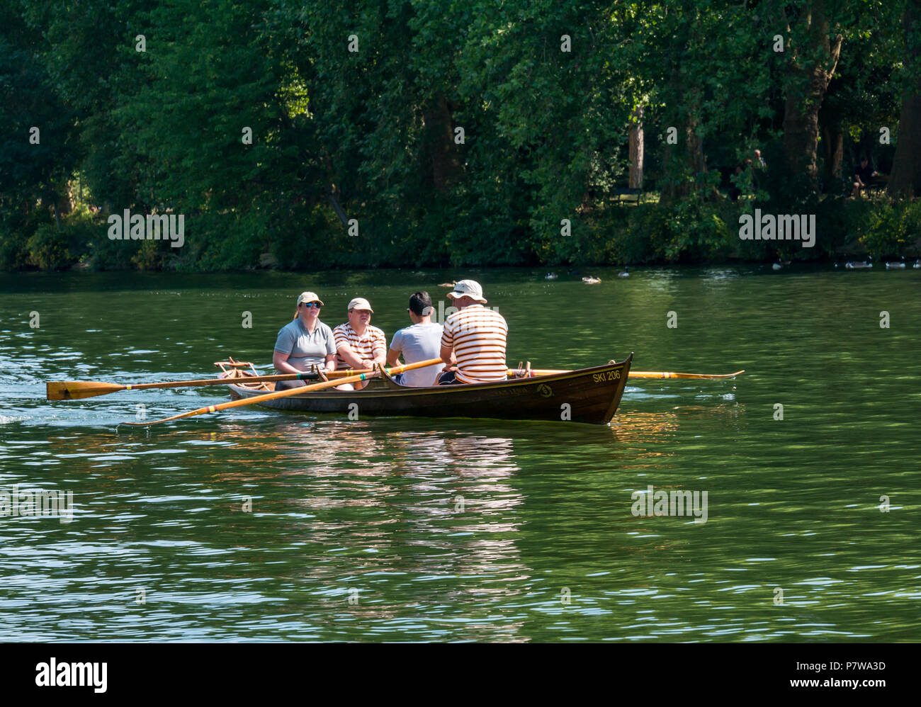 Themse, Hampton Wick, London, England, Vereinigtes Königreich, 8. Juli 2018. UK Wetter: Leute genießen, sich in einem Ruderboot auf der Themse an einem Sonntag Morgen in die hitzewelle Stockfoto