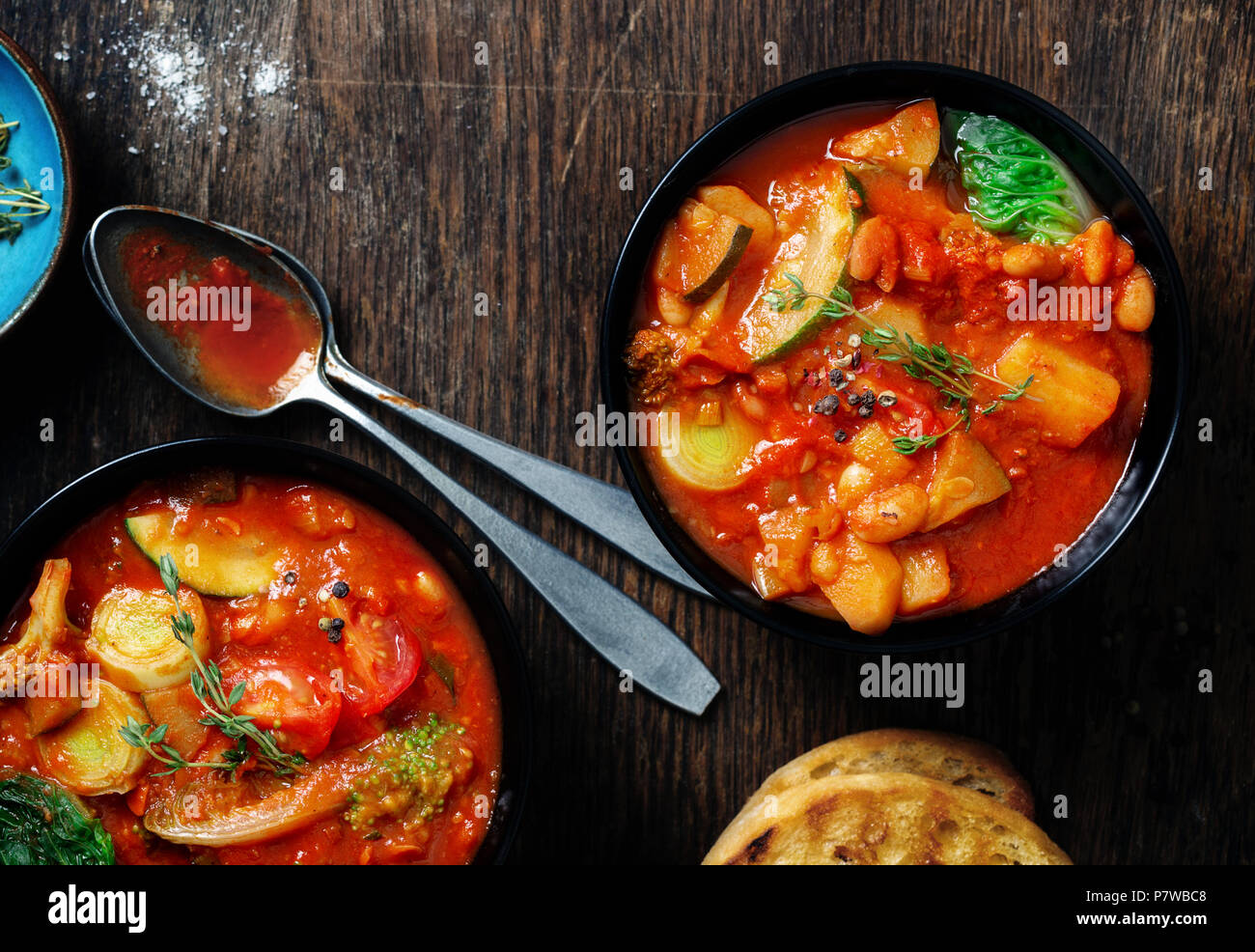 Zwei Schalen mit Italienische minestrone mit Gemüse der Saison auf einem dunklen Hintergrund, Ansicht von oben Stockfoto