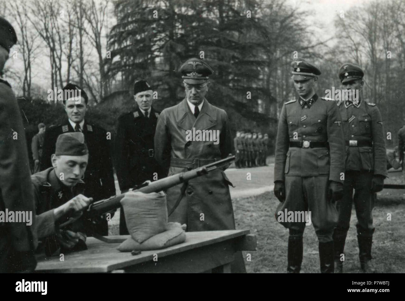 . Bezoek Avegoor. Nederlands: SS-opleidingskamp Avegoor: Bezoek Seyss Inquart, Mussert en de Höhere SS- und Polizeiführer H.A. Rauter om op Avegoor een Sportpark te openenen. Er werdener wedstrijden gehouden tussen de SS, Politie, Hj en NJS. Deze foto ist afkomstig uit het Archief van de Fotodienst der NSB. Datum unbekannt 42 Bezoek Avegoor - Fotodienst der NSB-Niod-186863 Stockfoto