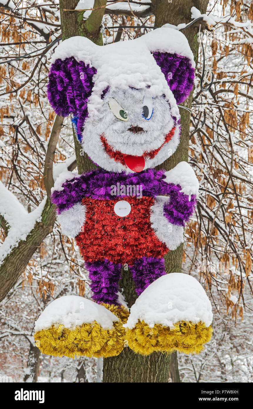 Lustige Weihnachten Straße Skulptur aus lametta schmücken die Stadt park Stockfoto