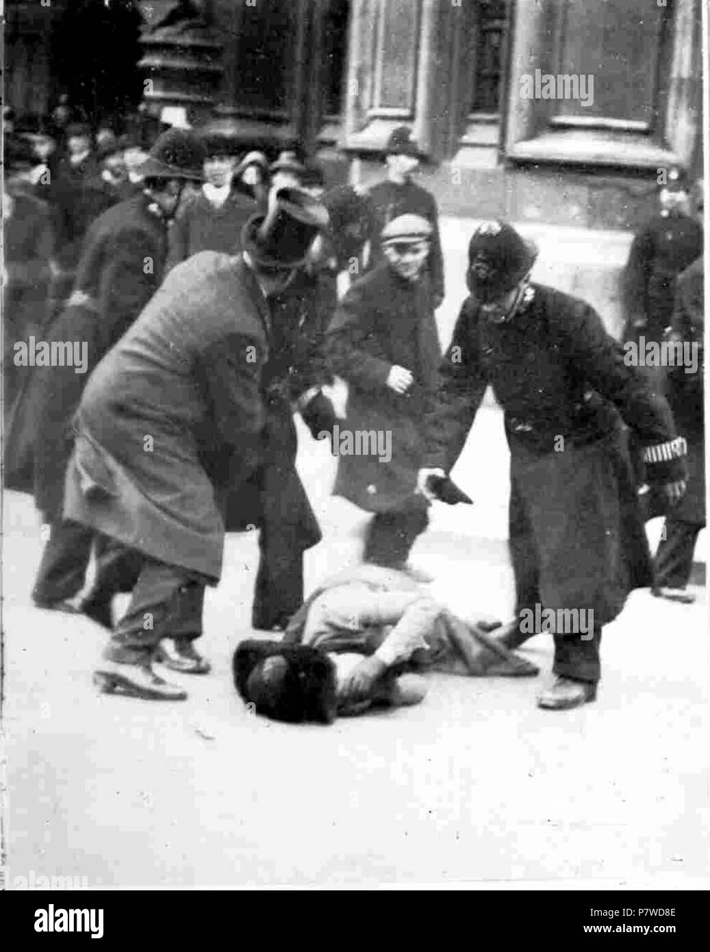 Englisch: Eine Suffragette, geglaubt, Ada Wright zu sein, auf dem Boden liegt mit behandschuhten Hände über ihr Gesicht in der Nähe der Einfahrt zum House of Commons, London, während der Schwarze Freitag Proteste vom 18. November 1910. Das Foto wurde erstmals von der Daily Mirror am Tag nach den Protesten veröffentlicht. Die Zeitung identifiziert die Frau als Ada Wright. Siehe Michael Hiley, Sehen durch Fotografien, Gordon Fraser, 1983, S. 28. Wright selbst schrieb über die Erfahrungen und identifiziert sich als die Frau auf dem Foto. Siehe C. Bloom, gewalttätige London: 2000 Jahre Unruhen, Rebellen und Revolten, S. 261. Andere Sou Stockfoto