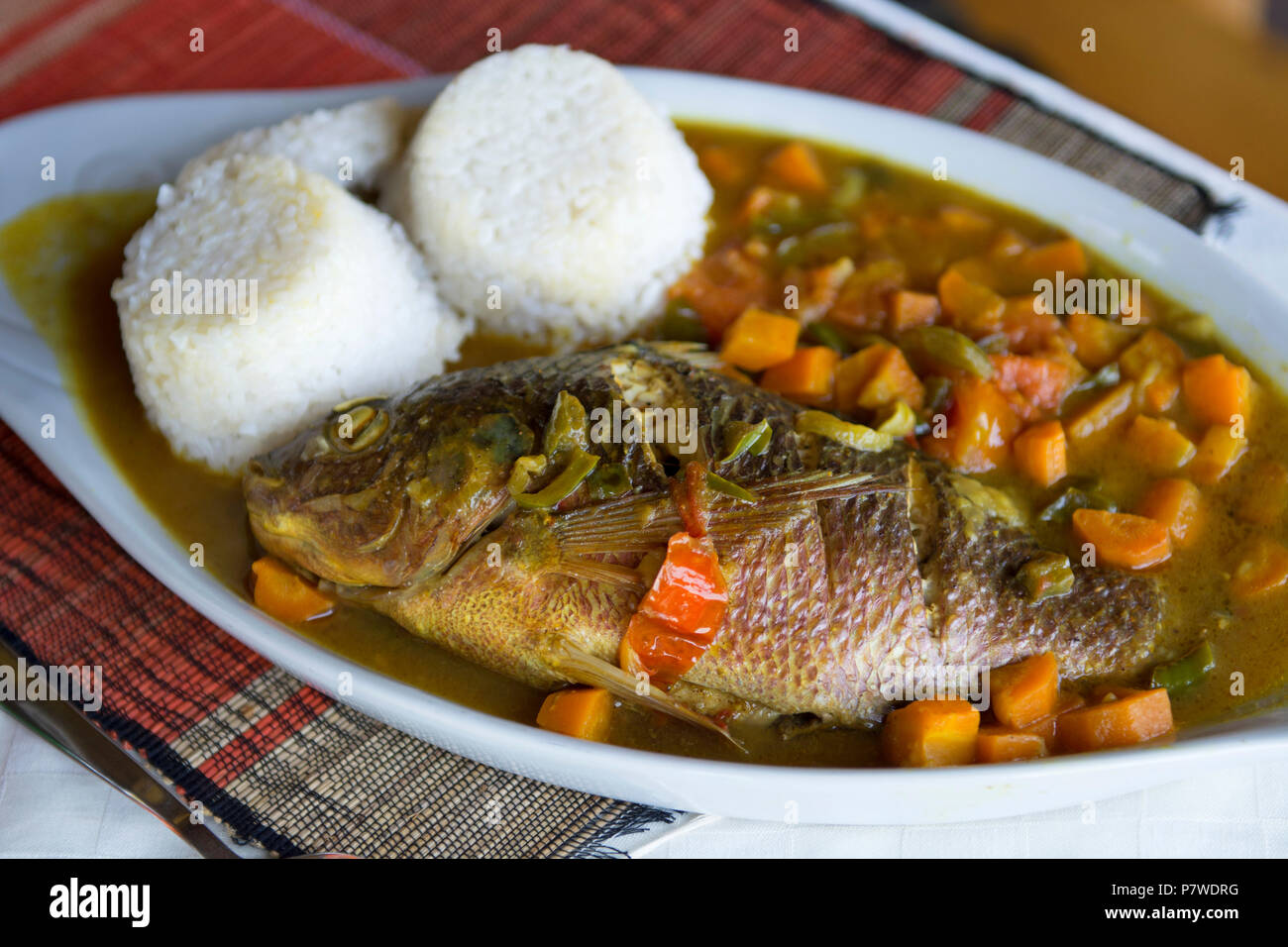 Fisch Eintopf, Tilapia (Ngege) mit Karotten, Tomaten, Zwiebeln, Paprika, serviert mit Reis, Restaurants in Uganda, Afrika Stockfoto