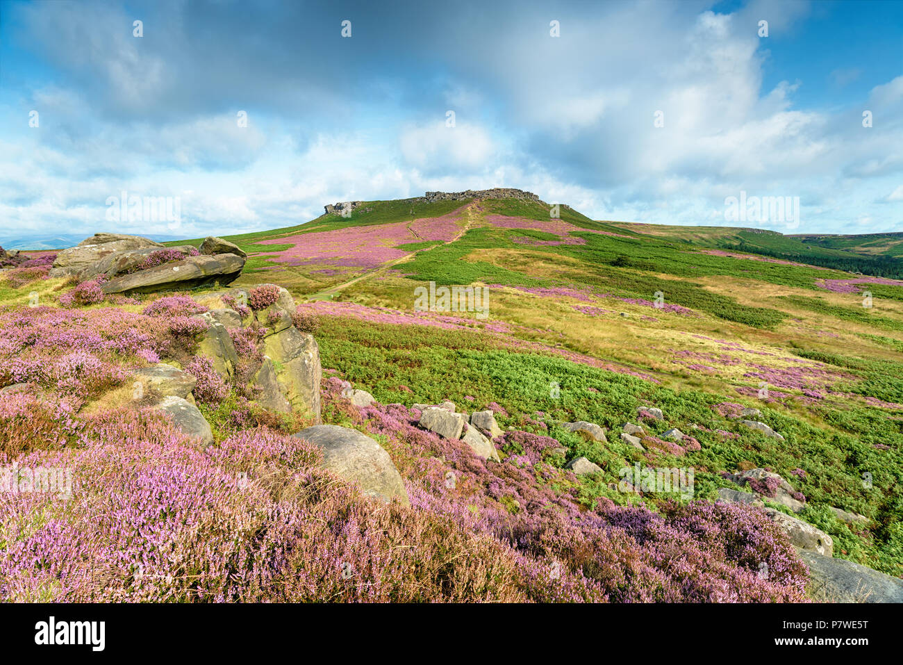 Sommer bei Carl Wark in der Derbyshire Peak District, auf der Suche nach Tor Higger Stockfoto