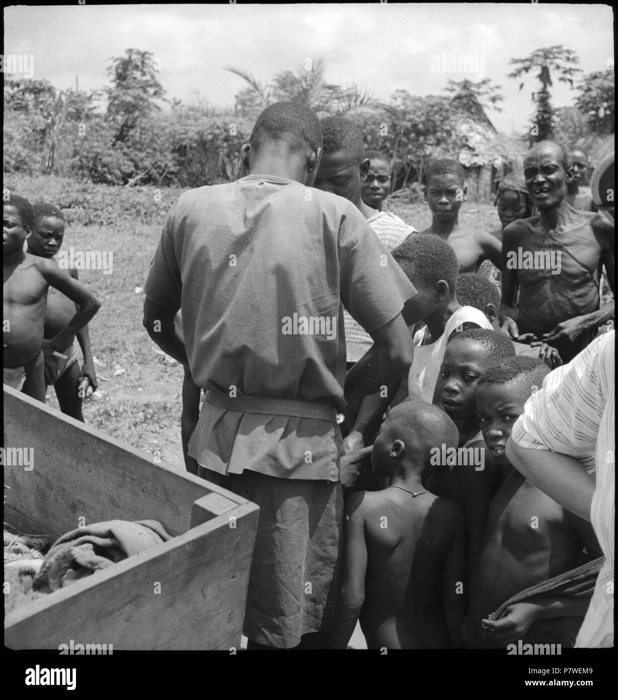 Belgisch-Kongo, Molanda (Medellin) Lehrwerk:; farbiger Arbeiter verteilt Lebensmittel. von Mai 1941 bis März 1942 67 CH-NB-Belgisch-Kongo, Molanda (Medellin) - Menschen - Annemarie Schwarzenbach - SLA-Schwarzenbach-A -5-25-085 Stockfoto