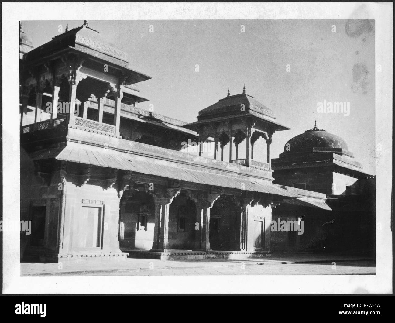 Britisch-Indien, Fatehpur Sikri: Palast; Seminarraum mit kleinen Türmen um einen Platz angeordnet. Von 1939 bis 1940 68 CH-NB-Britisch-Indien, Fatehpur Sikri-Palast - Annemarie Schwarzenbach - SLA-Schwarzenbach-A -5-22-114 Stockfoto