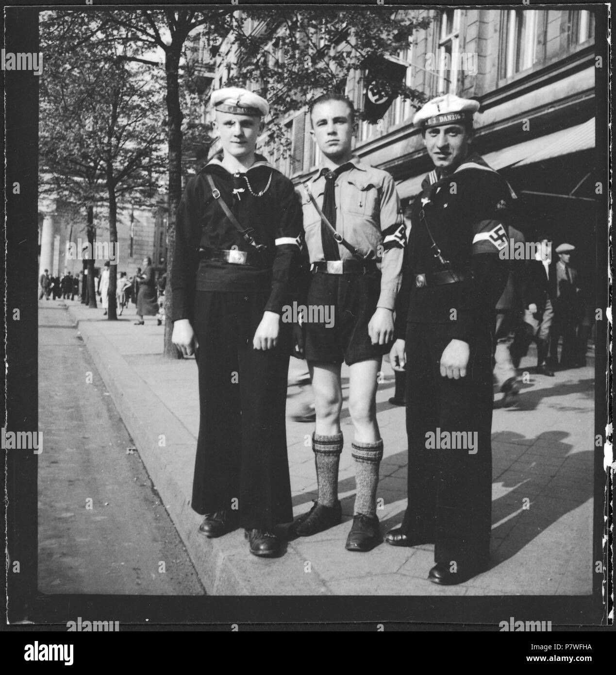 Die Freie Stadt Danzig, Danzig (Gdansk): Hitlerjugend; 3 Knaben in der Uniform der Hitlerjugend, zwei von der Marine HJ, mit Hakenkreuz-Armbinden an der Straße vor dem Stadttheater. 1937 71 CH-NB-Freie Stadt Danzig, Danzig (Gdansk) - Hitlerjugend - Annemarie Schwarzenbach - SLA-Schwarzenbach-A -5-13-062 Stockfoto