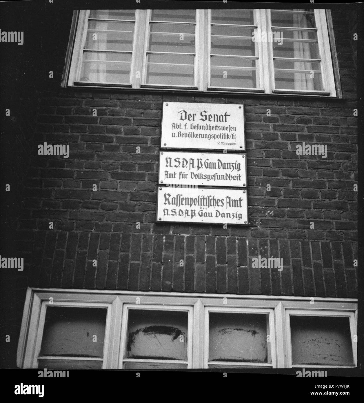 Die Freie Stadt Danzig, Danzig (Gdansk): Schilder (NSDAP); Schilder der NSDAP-Verwaltung eine Hausmauer. 1937 71 CH-NB-Freie Stadt Danzig, Danzig (Gdansk) - Schilder (NSDAP) - Annemarie Schwarzenbach - SLA-Schwarzenbach-A -5-13-057 Stockfoto