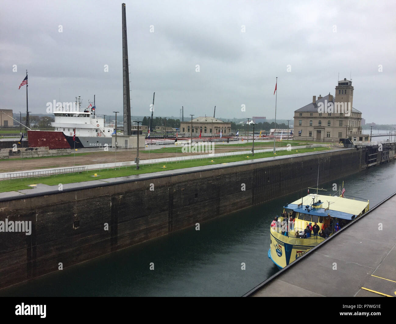 SAULT STE. MARIE, MI/USA, 28. Mai 2017: Soo Locks Boot Tour reist durch die Soo Locks. Stockfoto