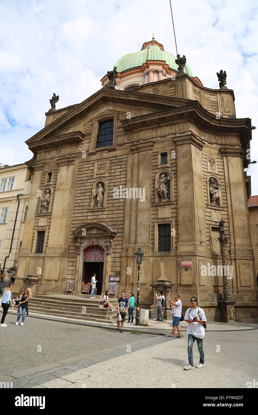 Kirche des Hl. Franziskus Seraph, Ritter des Kreuzes Square, Staré Město (Altstadt), Prag, Tschechien (Tschechische Republik), Europa Stockfoto