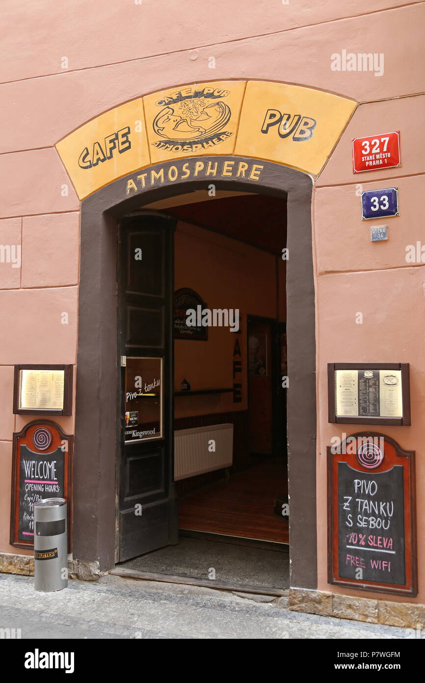 Atmosphäre Cafe Pub Světlé, Praha 1, Staré Město (Altstadt), Prag, Tschechien (Tschechische Republik), Europa Stockfoto