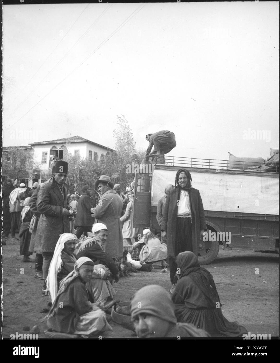 Syrien: Alltagsszene; Menschengruppe, Lastwagen wird beladen. Von 1933 bis 1934 83 CH-NB-Syrien - Alltagsszene - Annemarie Schwarzenbach - SLA-Schwarzenbach-A -5-03-063 Stockfoto