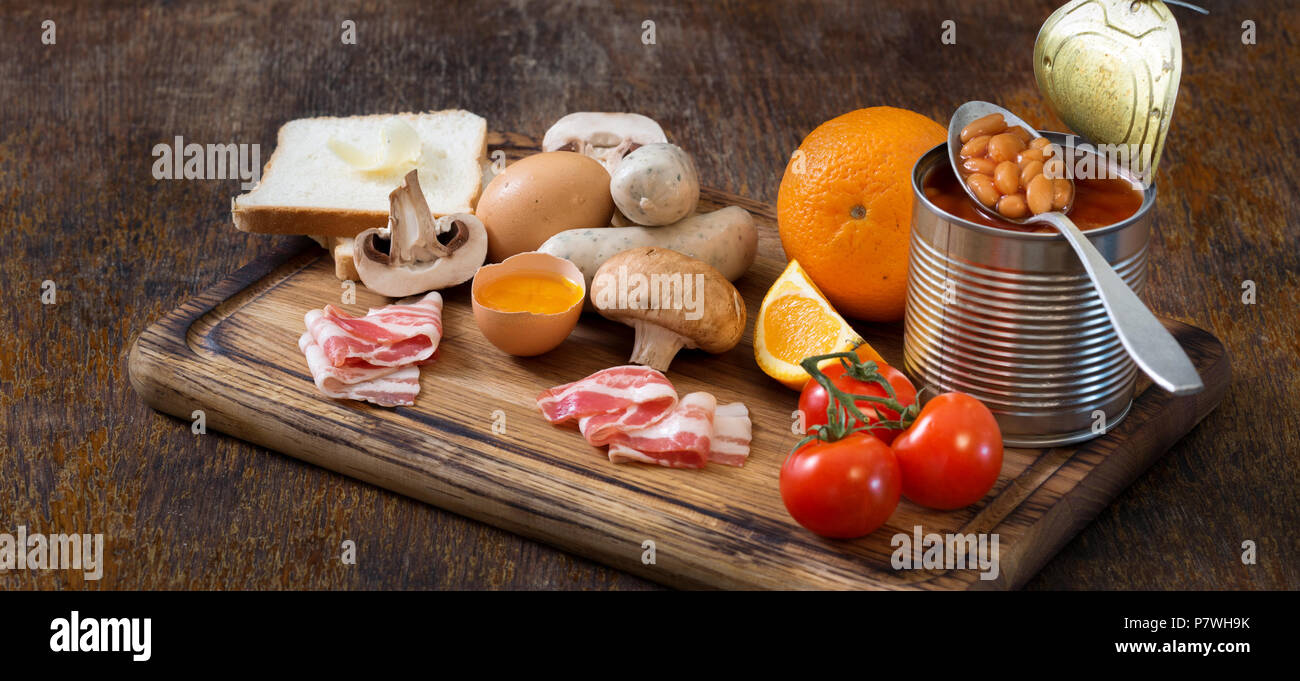 Zutaten zum Kochen Englisch Frühstück auf der Küche board Nahaufnahme  Stockfotografie - Alamy