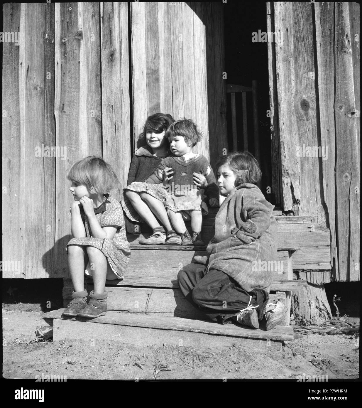 USA, Thousand Oaks/NC Lehrwerk:; Kinder auf Treppenstufen sitzend vor einer Holzhütte. Von 1936 bis 1938 86 CH-NB-USA, Lumberton - NC-Lehrwerk - Annemarie Schwarzenbach - SLA-Schwarzenbach-A -5-11-210 Stockfoto