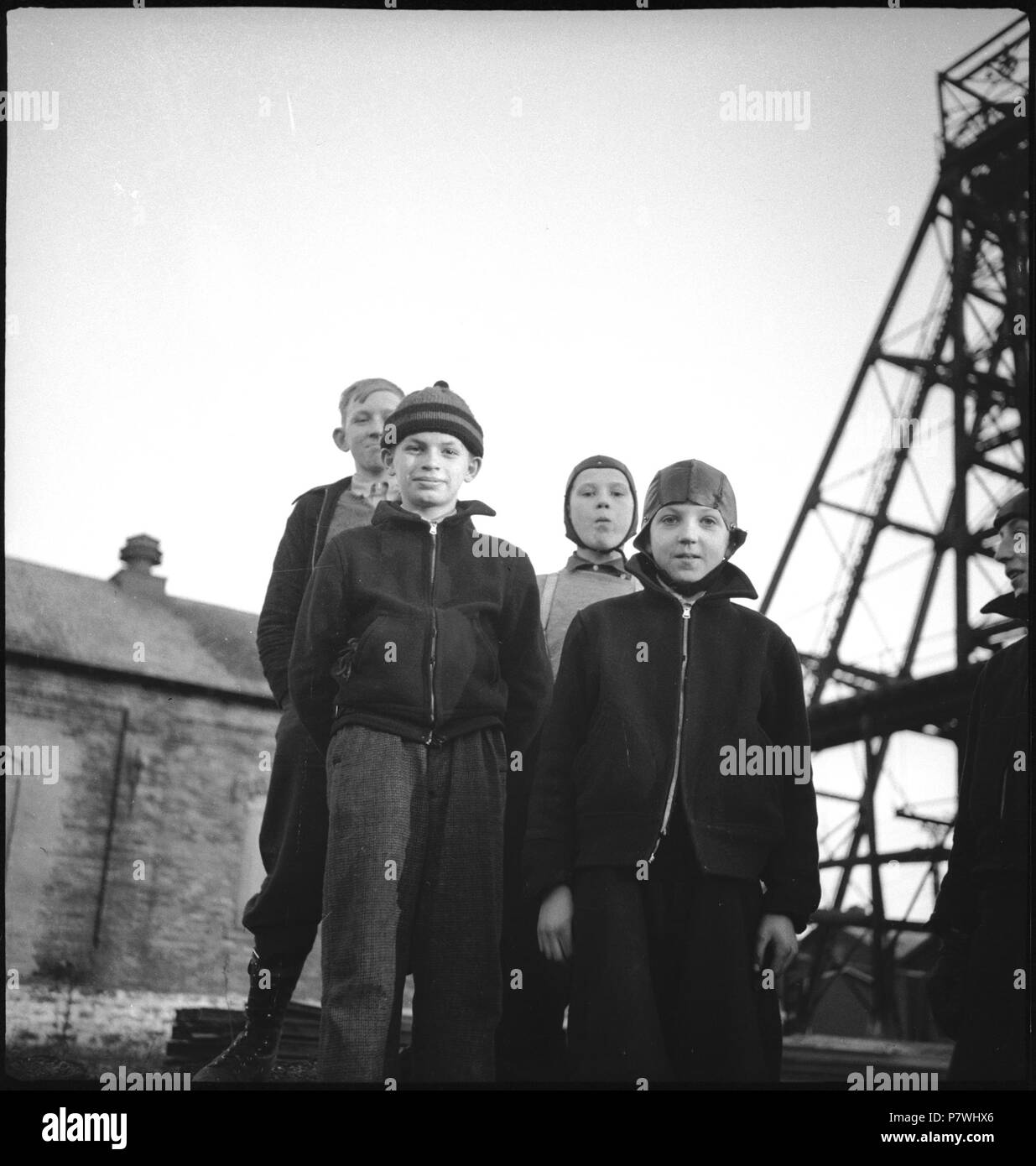 USA, Mount Pleasant/PA: Kohle; Kinder vor einer Förderstation. Von 1936 bis 1938 86 CH-NB-USA, Mount Pleasant-PA - Kohle - Annemarie Schwarzenbach - SLA-Schwarzenbach-A -5-11-307 Stockfoto