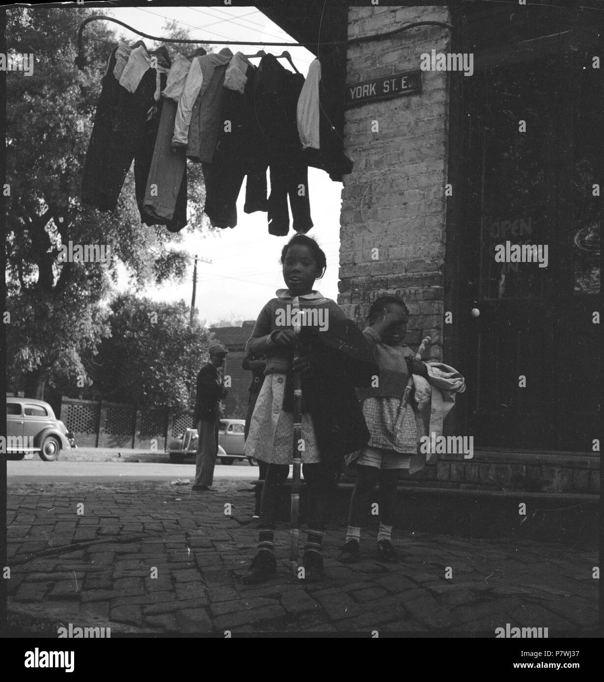 USA, Savannah/GA: Lehrwerk; zwei Kinder an der Ecke York St. E. von 1936 bis 1938 86 CH-NB-USA, Savannah - GA - Menschen - Annemarie Schwarzenbach - SLA-Schwarzenbach-A -5-11-092 Stockfoto