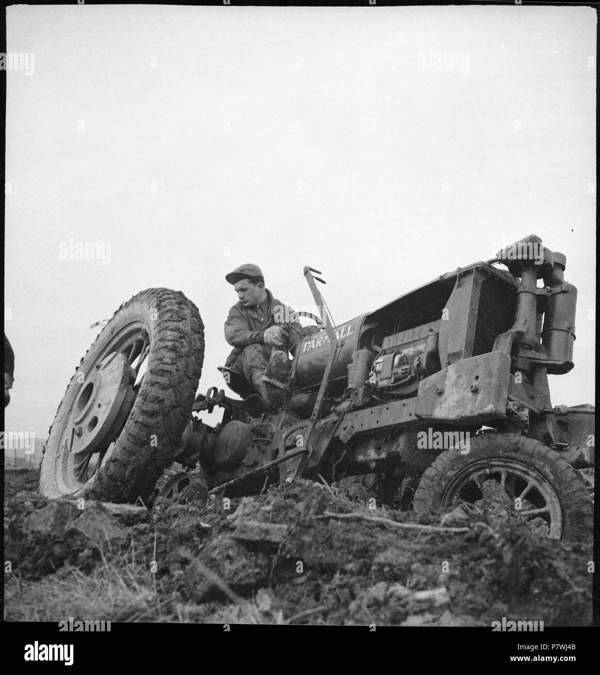 USA, Scotts Run/WV: Lehrwerk; ein Mann in einem Farmall Traktor. Von 1936 bis 1938 87 CH-NB-USA, Scotts Laufen - WV-Lehrwerk - Annemarie Schwarzenbach - SLA-Schwarzenbach-A -5-11-240 Stockfoto