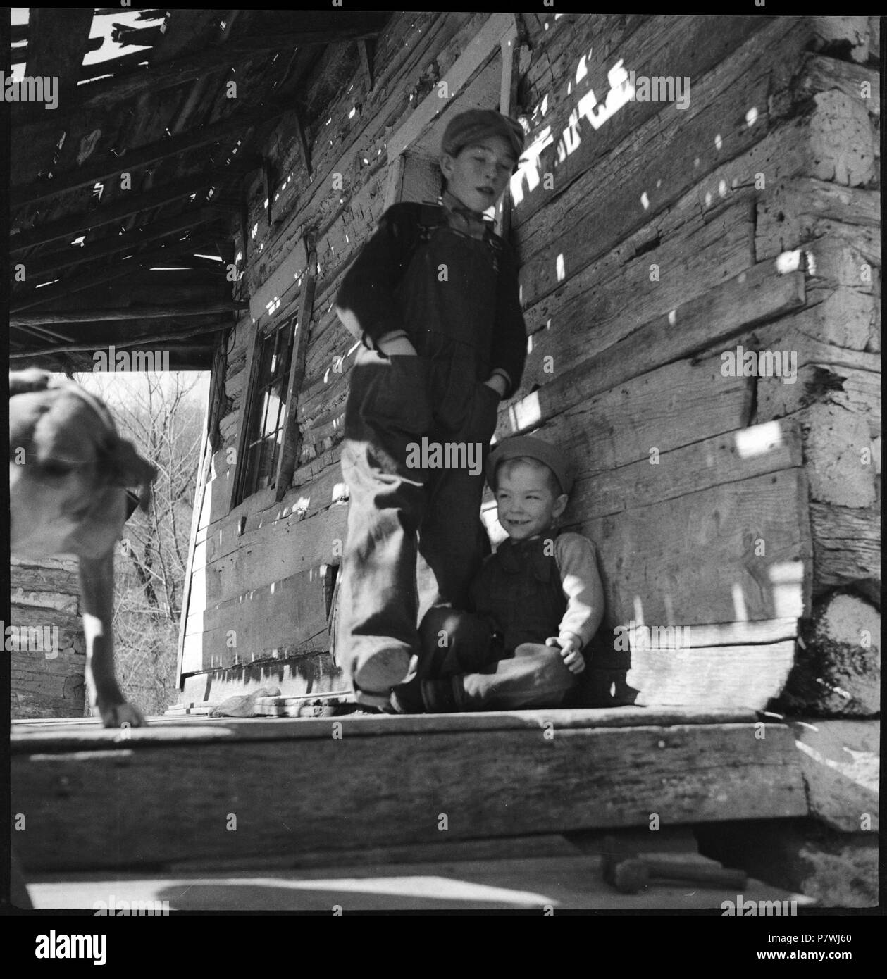 USA, Shenandoah/VA Lehrwerk:; zwei Kinder auf der Veranda einer Holzhütte. Von 1936 bis 1938 87 CH-NB-USA, Shenandoah-VA-Lehrwerk - Annemarie Schwarzenbach - SLA-Schwarzenbach-A -5-11-222 Stockfoto