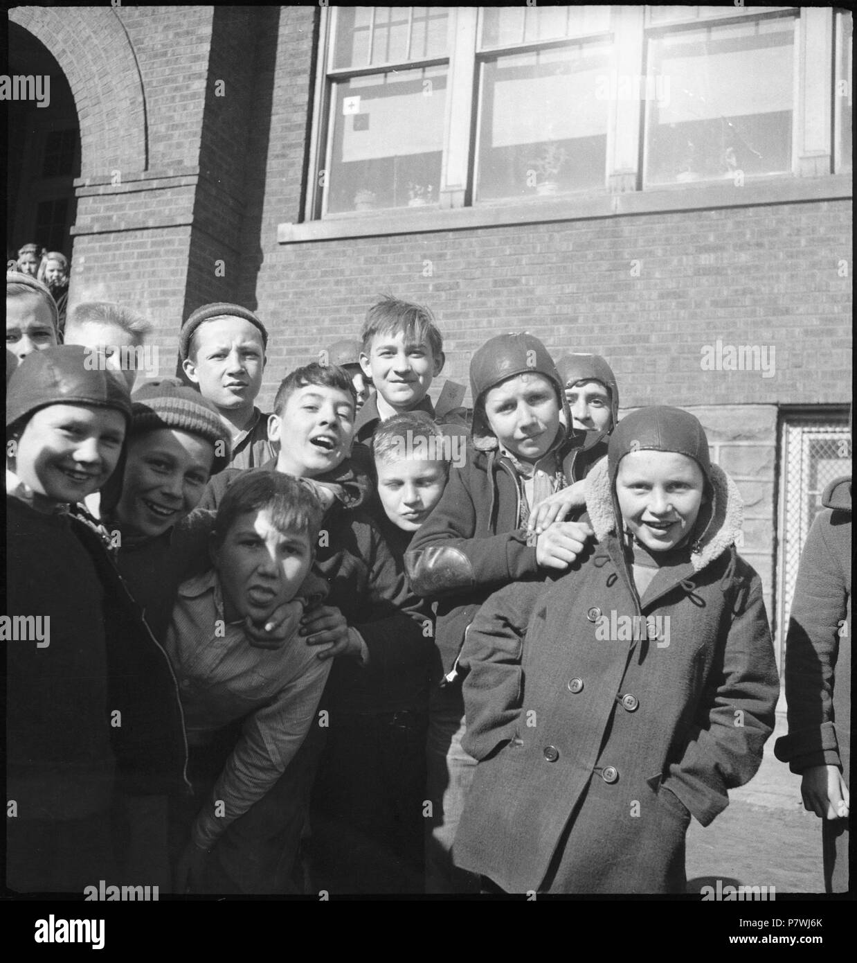 USA, Scotts Run/WV: Lehrwerk; Kinder vor einem Töpfermarkt. Von 1936 bis 1938 87 CH-NB-USA, Scotts Laufen - WV-Lehrwerk - Annemarie Schwarzenbach - SLA-Schwarzenbach-A -5-11-244 Stockfoto